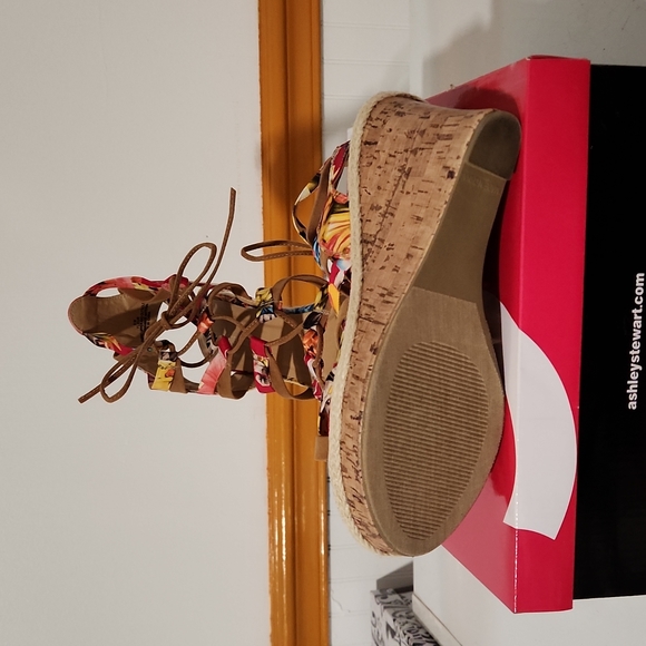 Floral Wedge - Picture 3 of 3